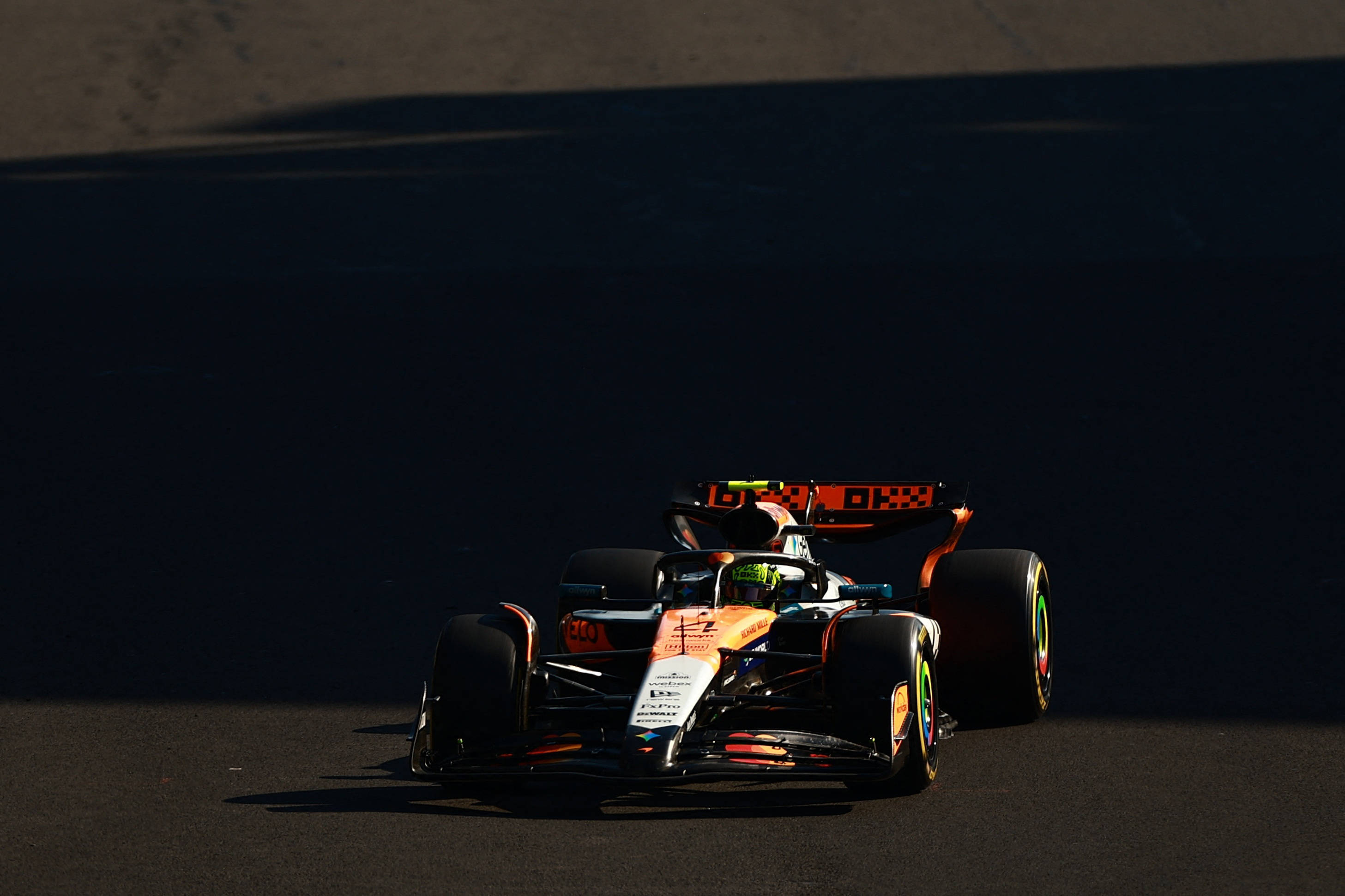 爱游戏官方-哈斯车队翻盘红牛车队，诺里斯扛起全队